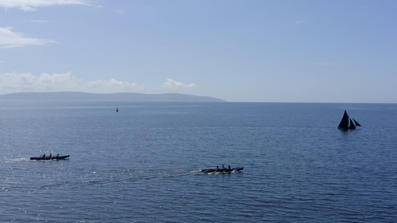 왼쪽에서 오른쪽으로 코라크 보트와 갈웨이 후커 아일랜드 선박의 공중 추적 뷰