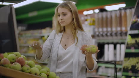 Attraktive-Junge-Frau,-Die-Auswahl-Von-Apple-An-Obst-Gemüse-Supermarkt-Marktplatz