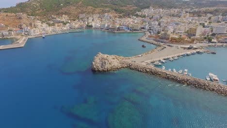 aérienne : vue sur le port et la ville de karpathos