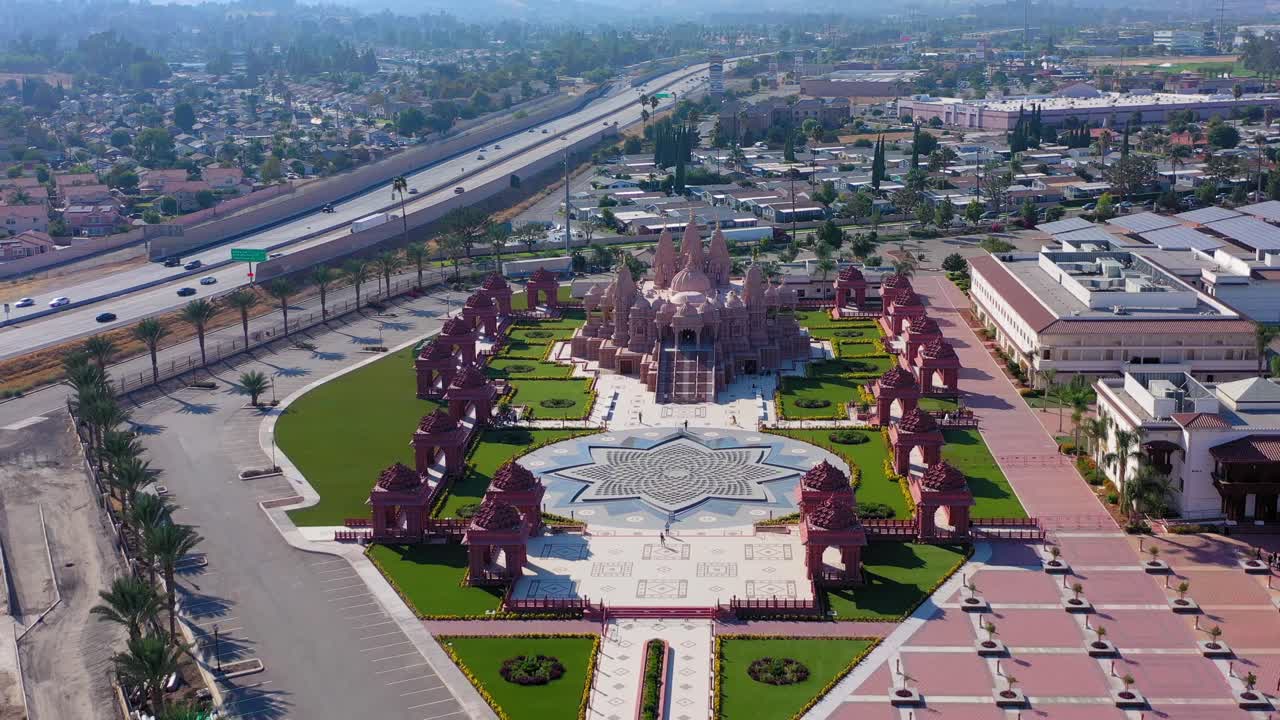chino california에 있는 baps shri swaminarayan mandir 힌두교 사원을 향해 날아갑니다.