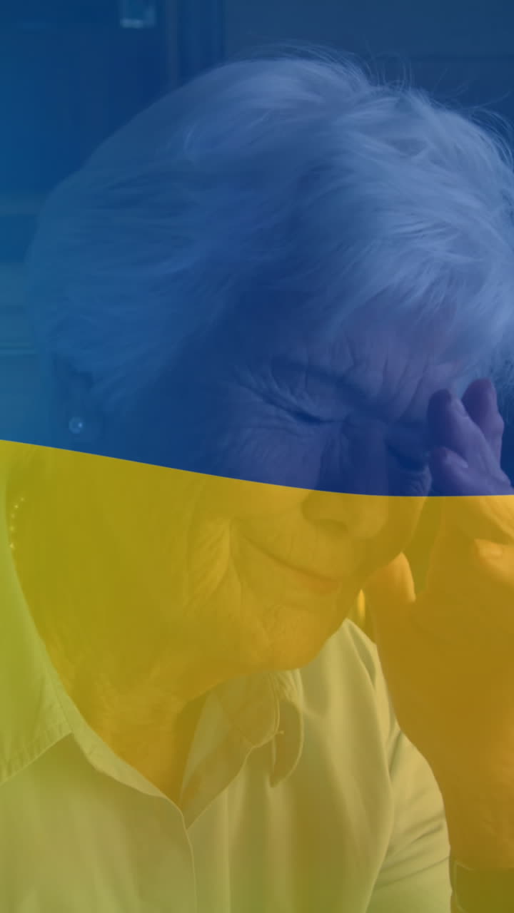 Animazione della bandiera dell'Ucraina su una donna anziana caucasica che piange