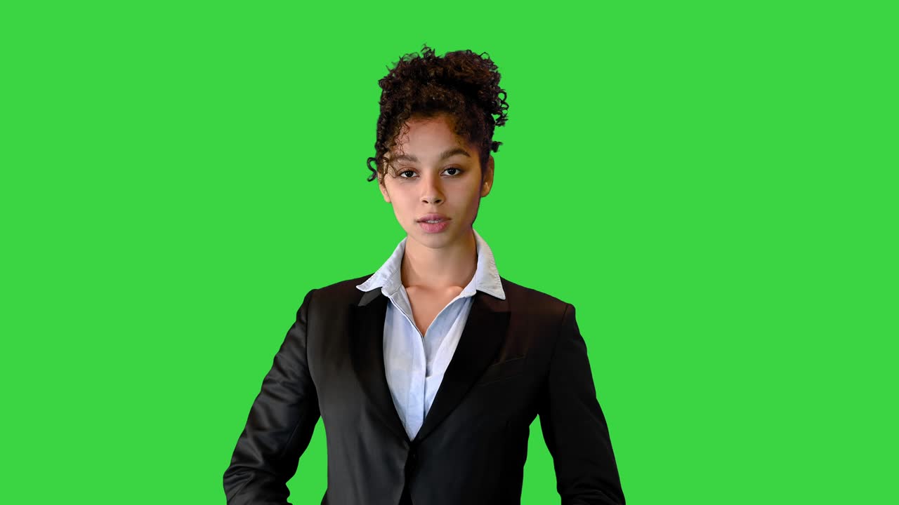 Jovem empresária afro-americana olhando para a câmera em uma Tela Verde, Chroma Key.