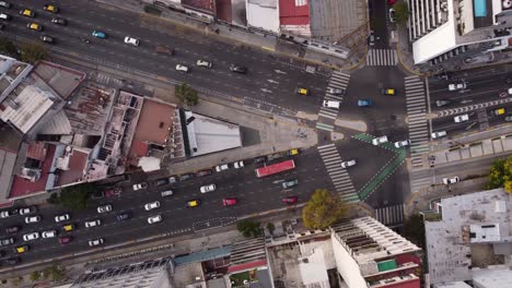 drone volando sobre la bifurcación urbana en la avenida córdoba, ciudad de buenos aires en argentina