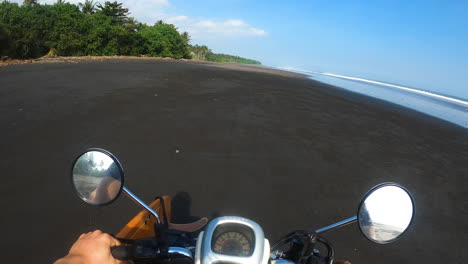 Gopro-Pov,-Reisender,-Der-Motorradroller-Am-Strand-In-Tropischer-Insel-Fährt