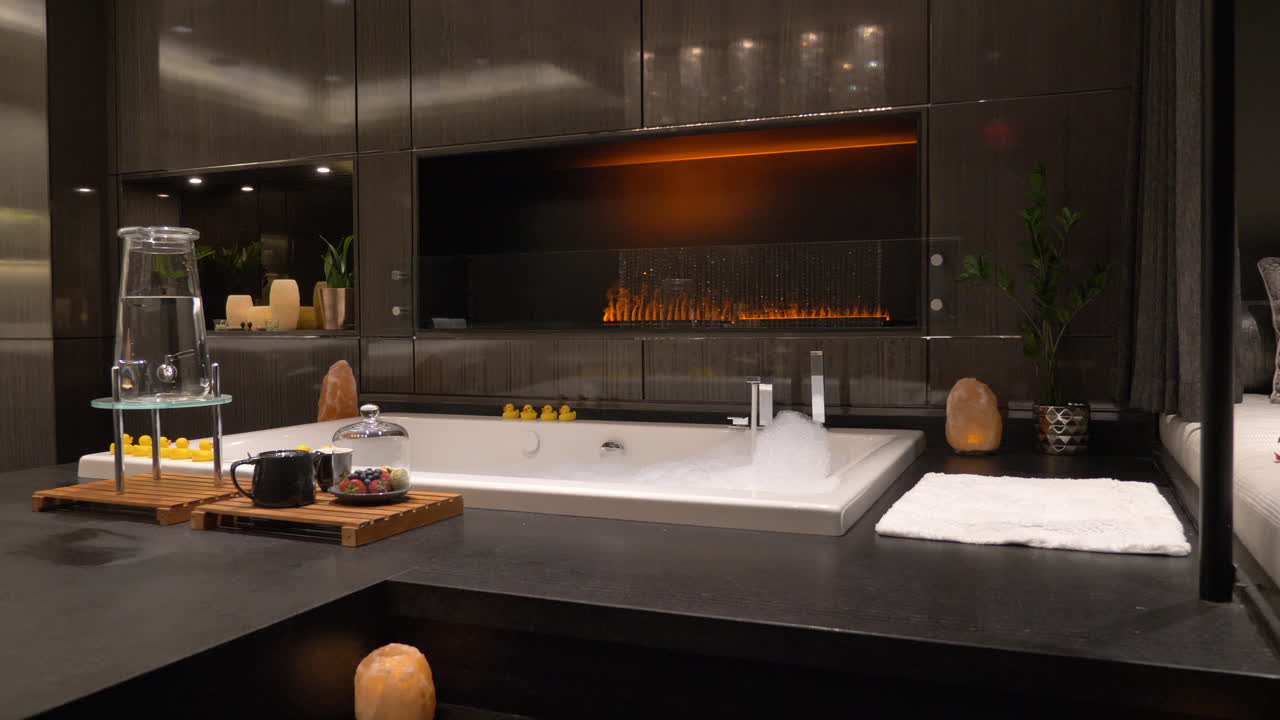 고급 스파 욕실에 거품 거품이 있는 욕조