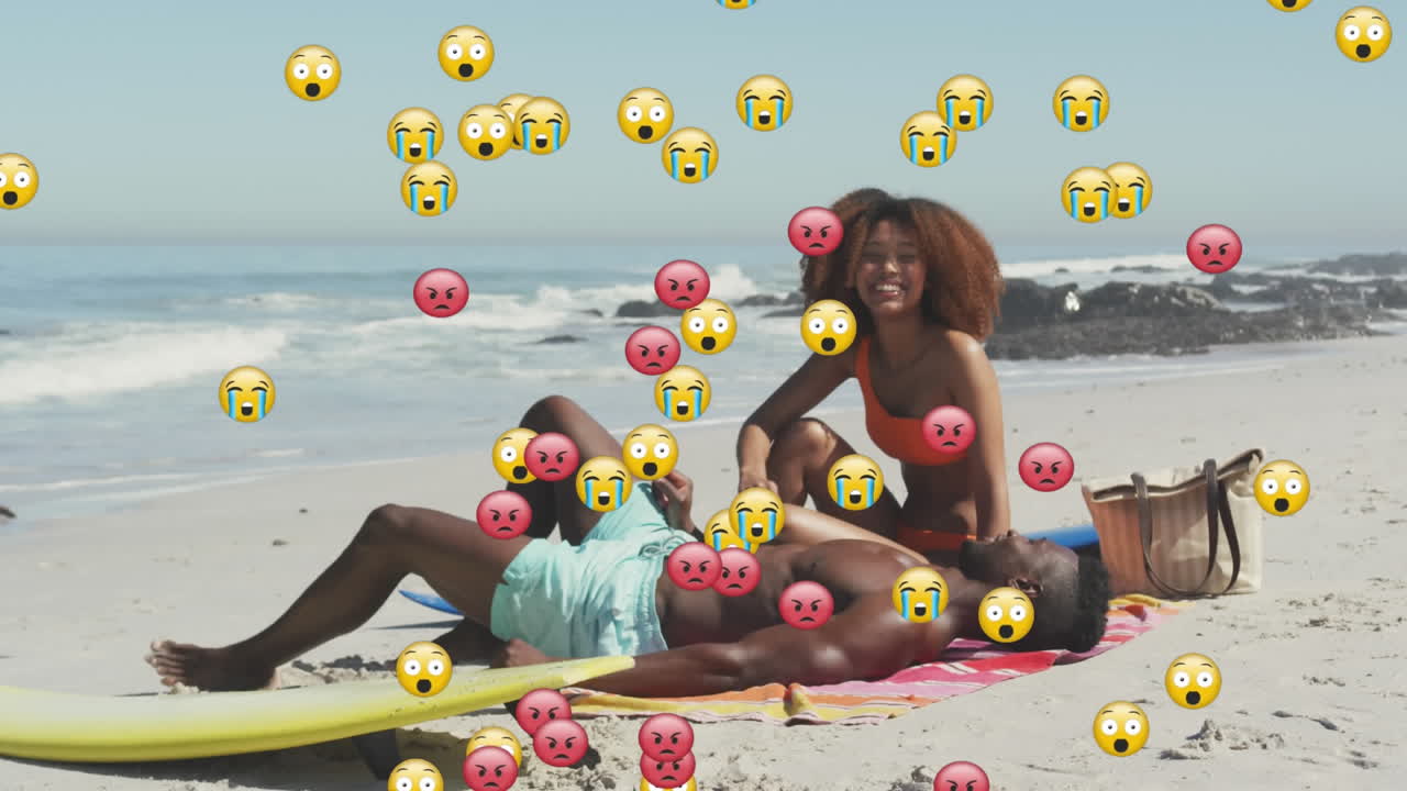 Animación de emojis de redes sociales sobre pareja sonriente en la playa
