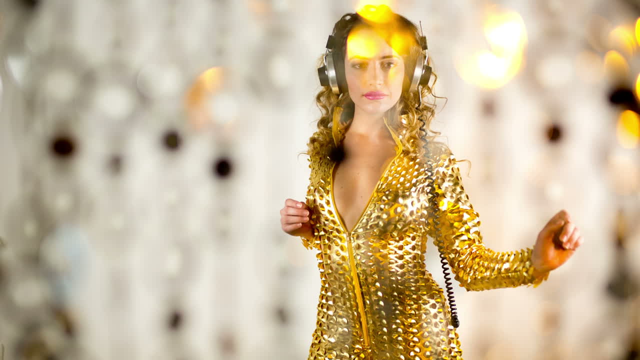 음악을 듣는 여자 77