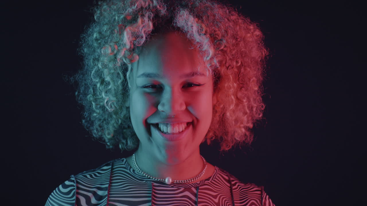 retrato de mujer con iluminación de neón