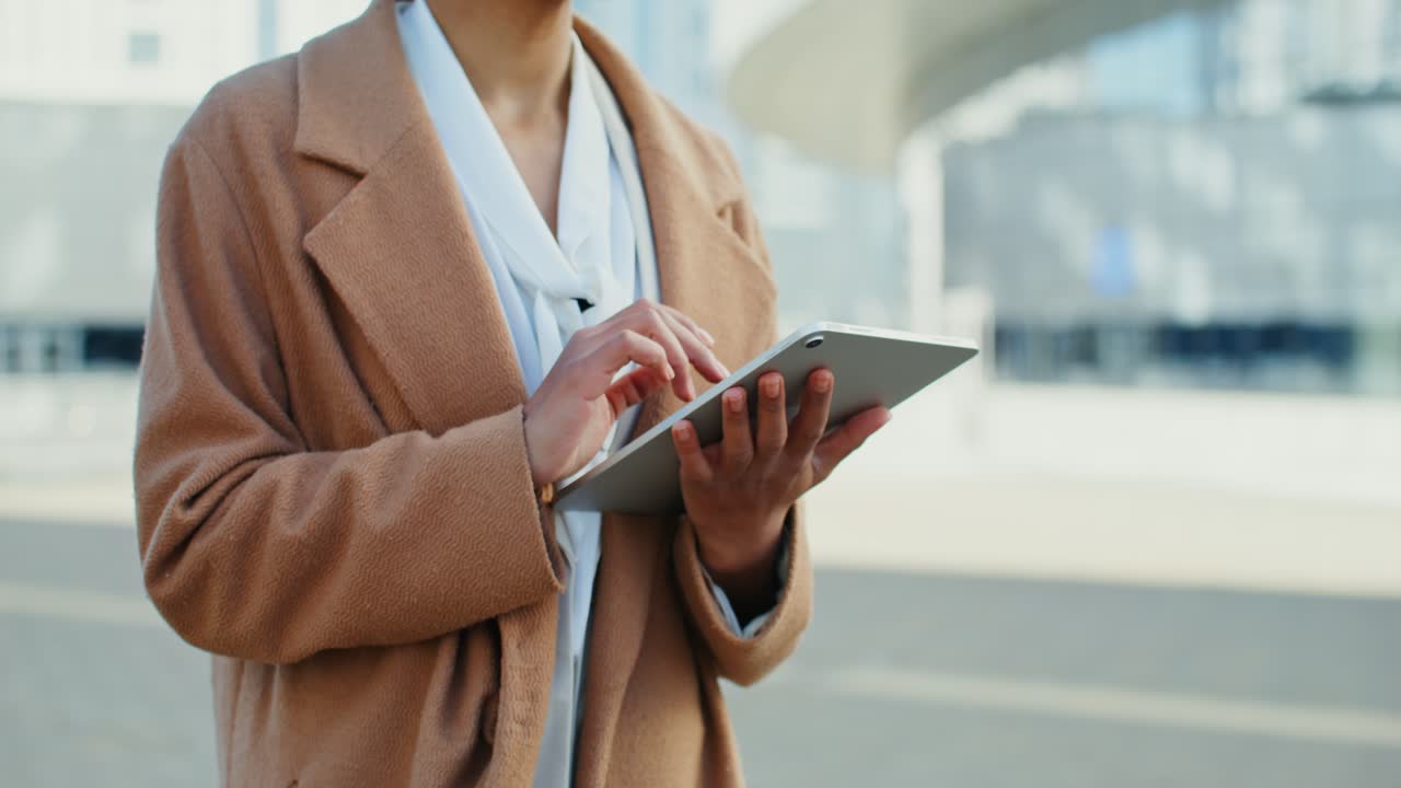 mujer de negocios usando una tableta al aire libre