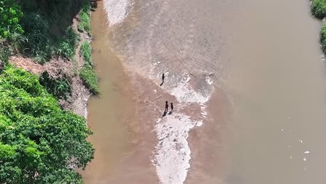 Top-Shot-Von-Kindern-über-Dem-Haitianischen-Fluss-Massaker-Von-Kindern-In-Rio,-Dominikanisch