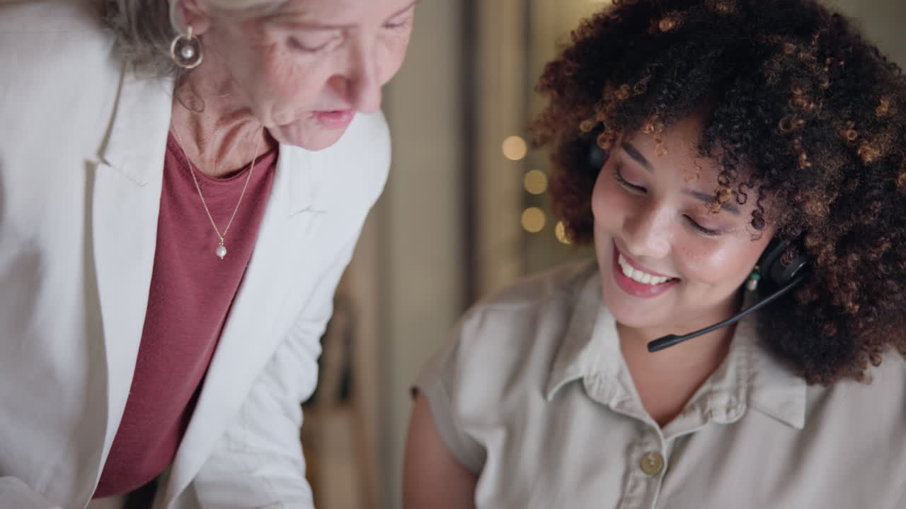 entrenamiento, tableta o gerente feliz en el centro de llamadas