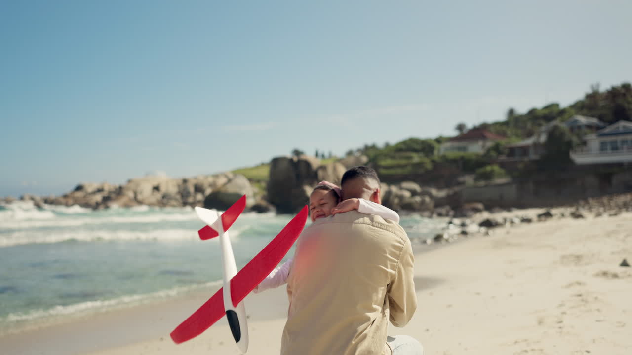 비행기 비행, 휴가 중 해변에 있는 아이와 아빠