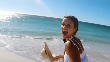 hermosa mujer divirtiéndose en la playa