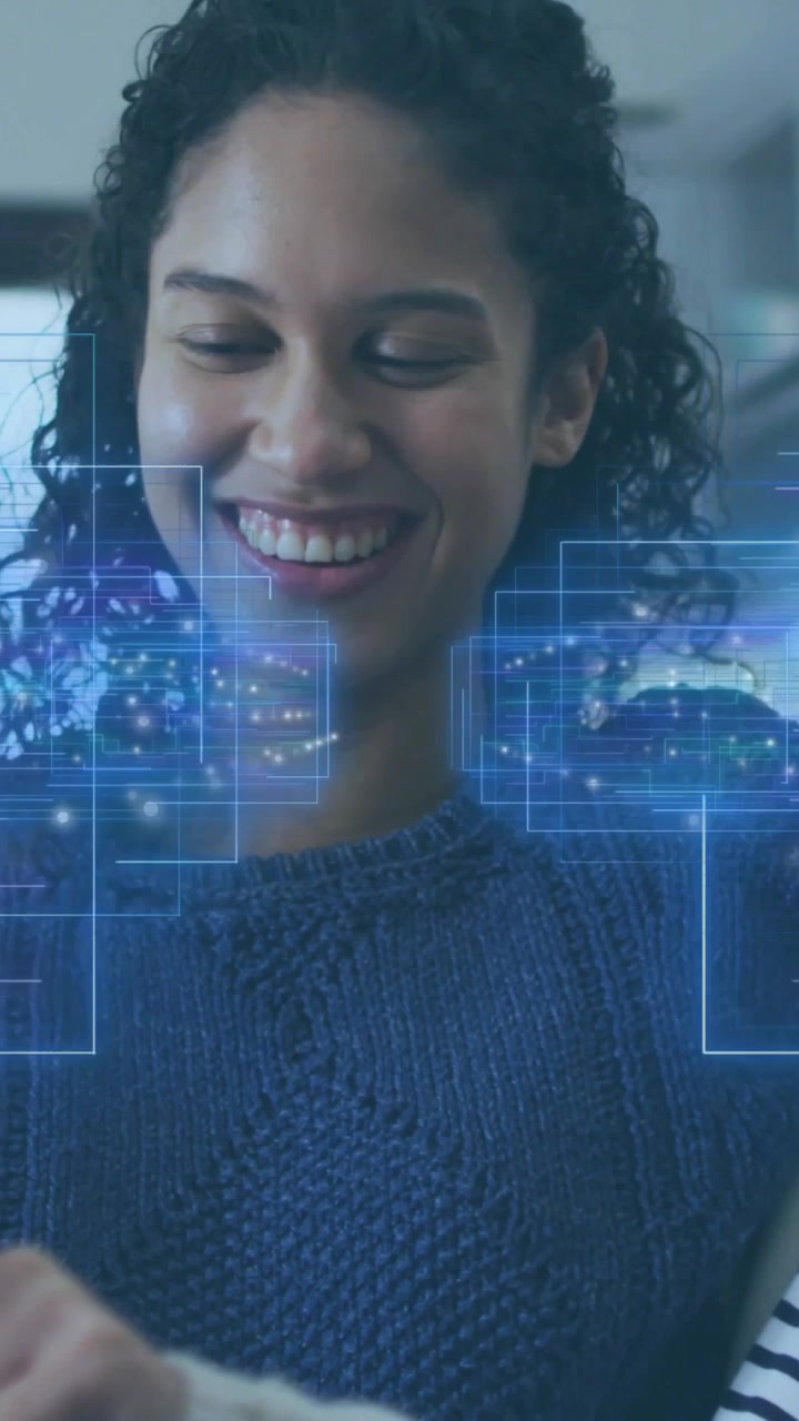Video verticale: Donna che tocca una scheda e parla, mostrando un grafico AR blu, mentre esamina i dati per una demo tecnologica.