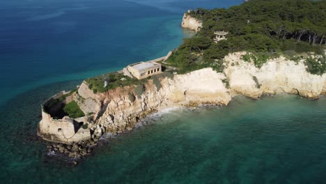 linda isla pequeña en medio de la bahía de souda