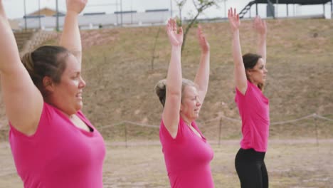 amigas disfrutando de hacer ejercicio en el campamento de entrenamiento juntas