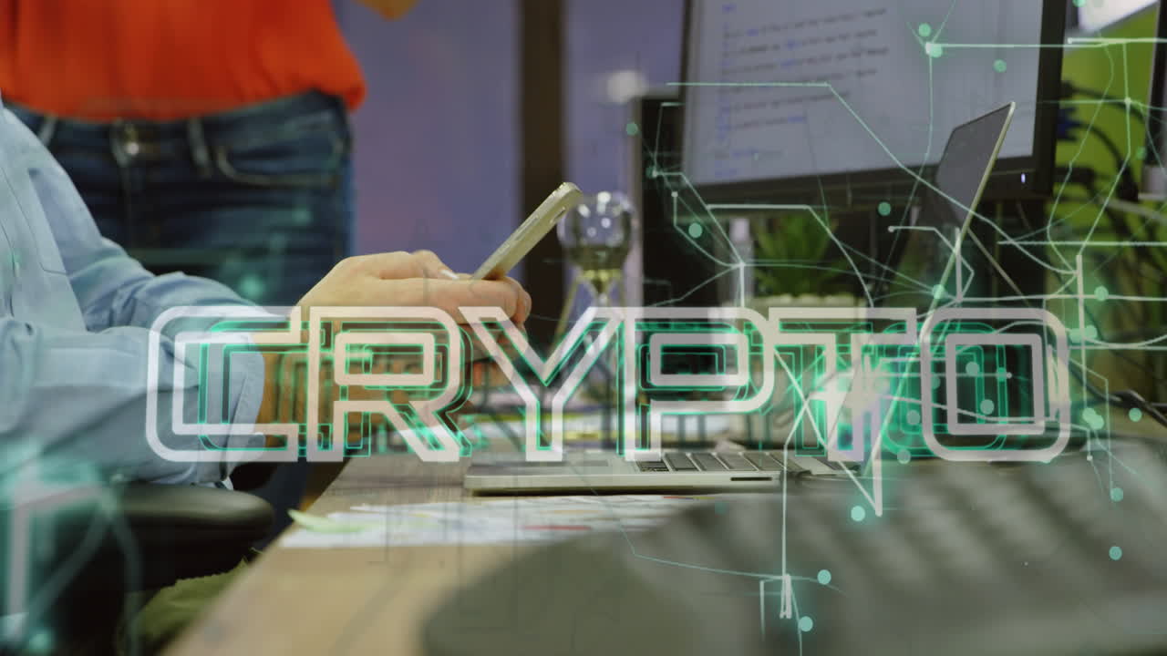 animación de texto criptográfico sobre un hombre de negocios caucásico usando un teléfono inteligente.