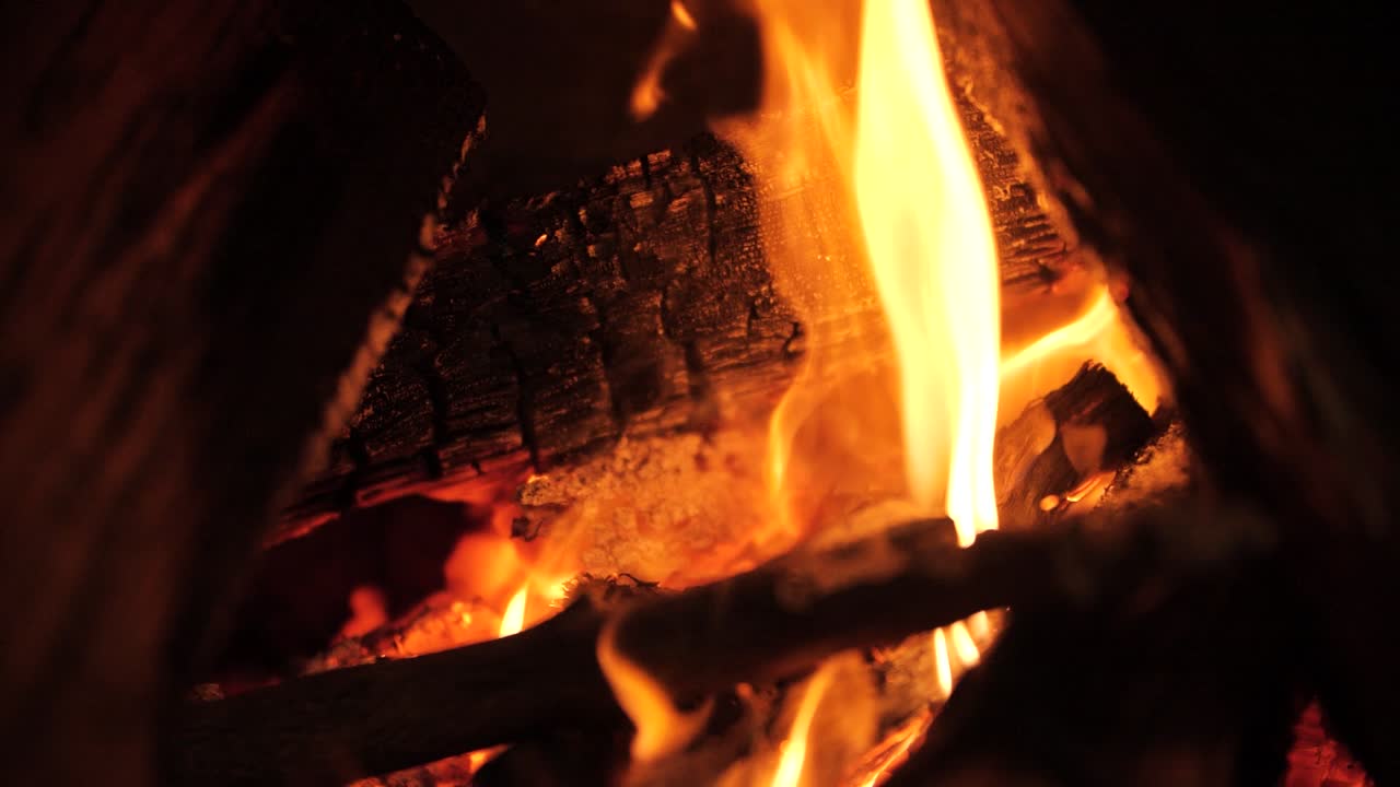 매혹적인 슈퍼 슬로모션: 불타는 불꽃, 걱거리는 나무, 그리고 아오르는 불꽃은 강렬한 열과 원소의 반이는 매혹적인 장면을 방출합니다.