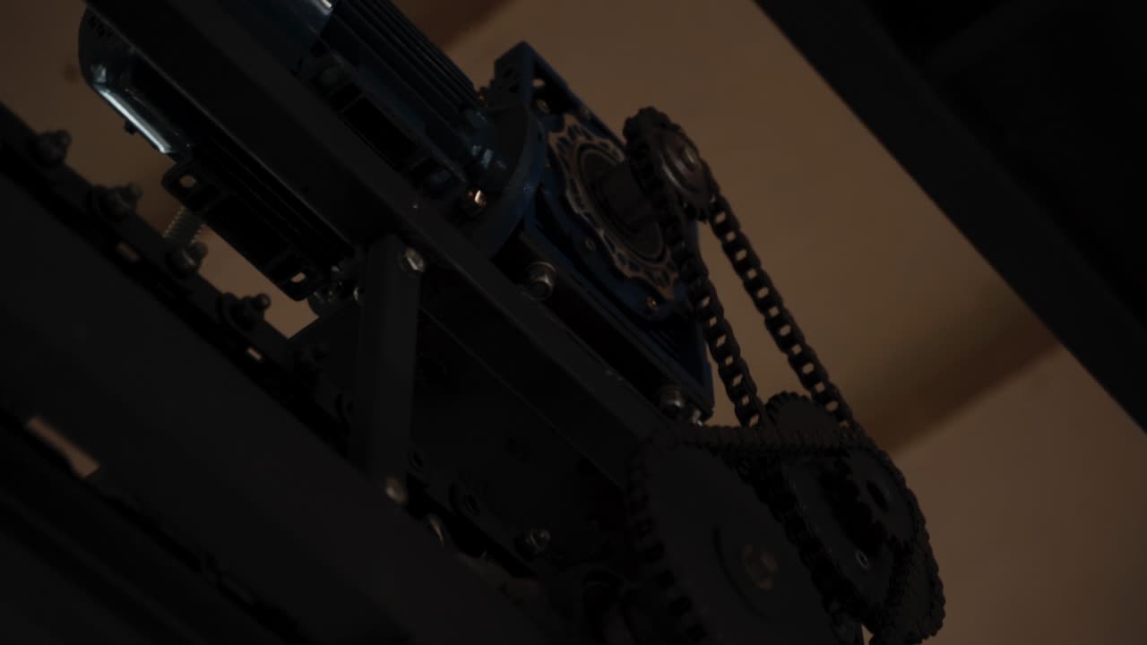 el mecanismo hace girar la cadena en la fábrica. maquinaria de transmisión de cadena