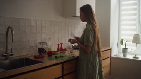 mujer preparando una ensalada en una cocina