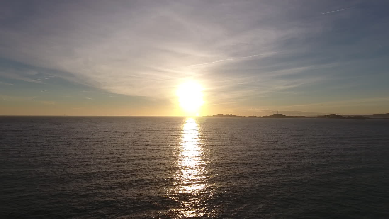 해가 지고 프 섬이 배경으로 프랑스 마르세일의 공중 사진