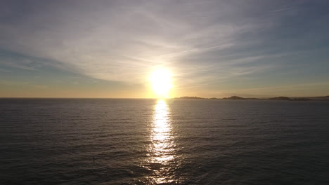 vista aérea con puesta de sol y las islas de frioul en el fondo marsella francia