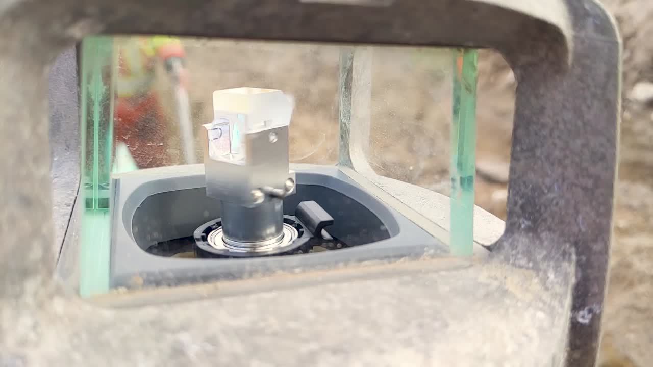 un láser de construcción giratorio que deja de girar mientras se instala en el lugar de trabajo