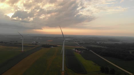 Luftaufnahme-Von-Windkraftanlagen,-Die-Während-Des-Schönen-Sonnenaufgangs-Am-Morgen-Nach-Einem-Sturm-Am-Frühen-Morgen-Strom-Erzeugen