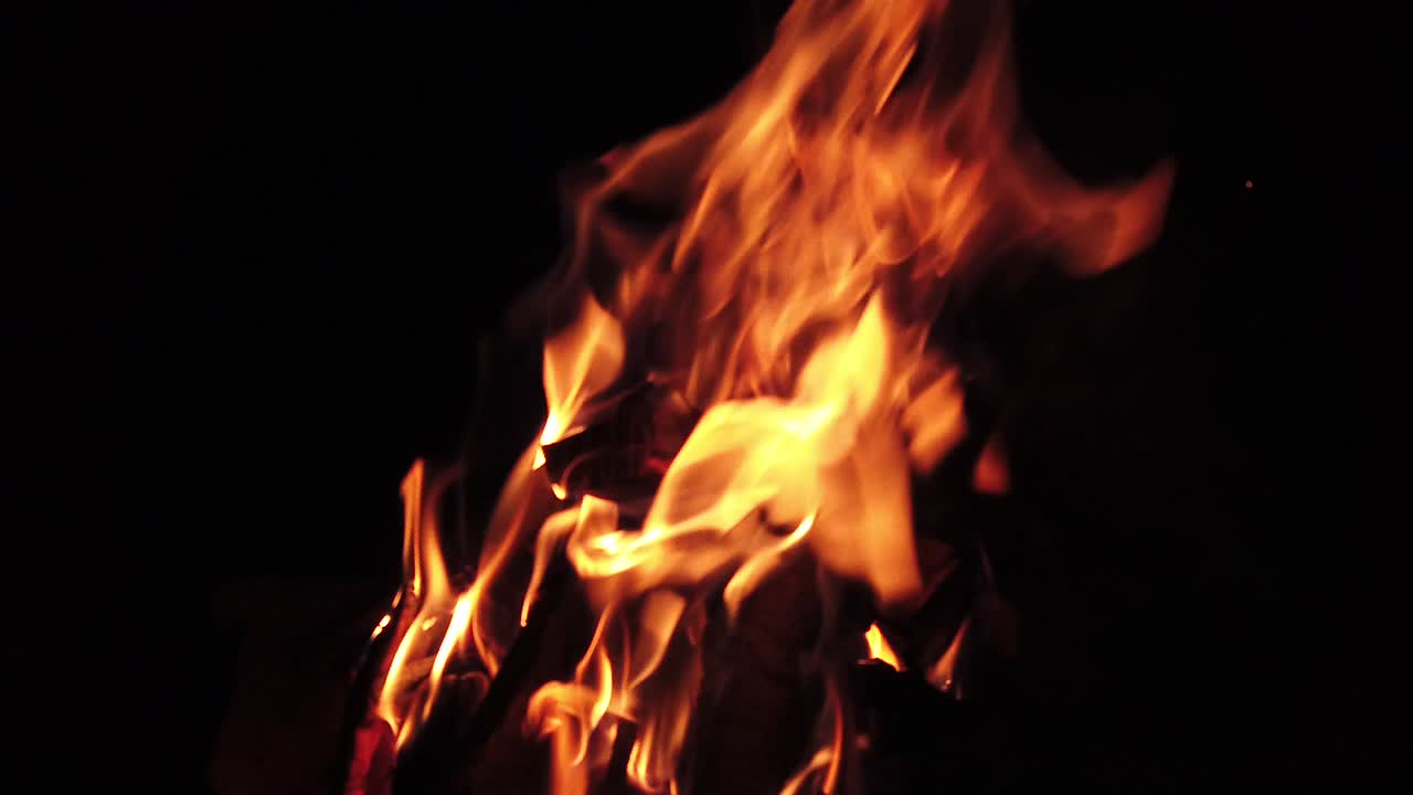 Un fuoco di legna che brucia nella notte, ripresa al rallentatore.