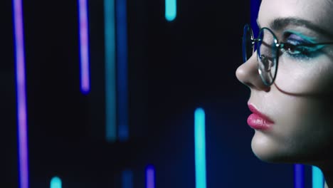 retrato de luz de neón mujer segura gafas