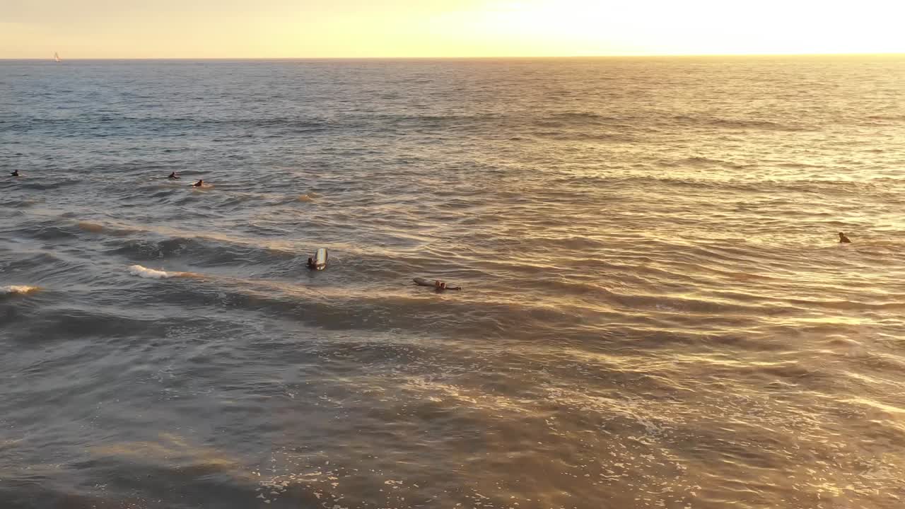 베니스 해변에서 바다에서 서퍼