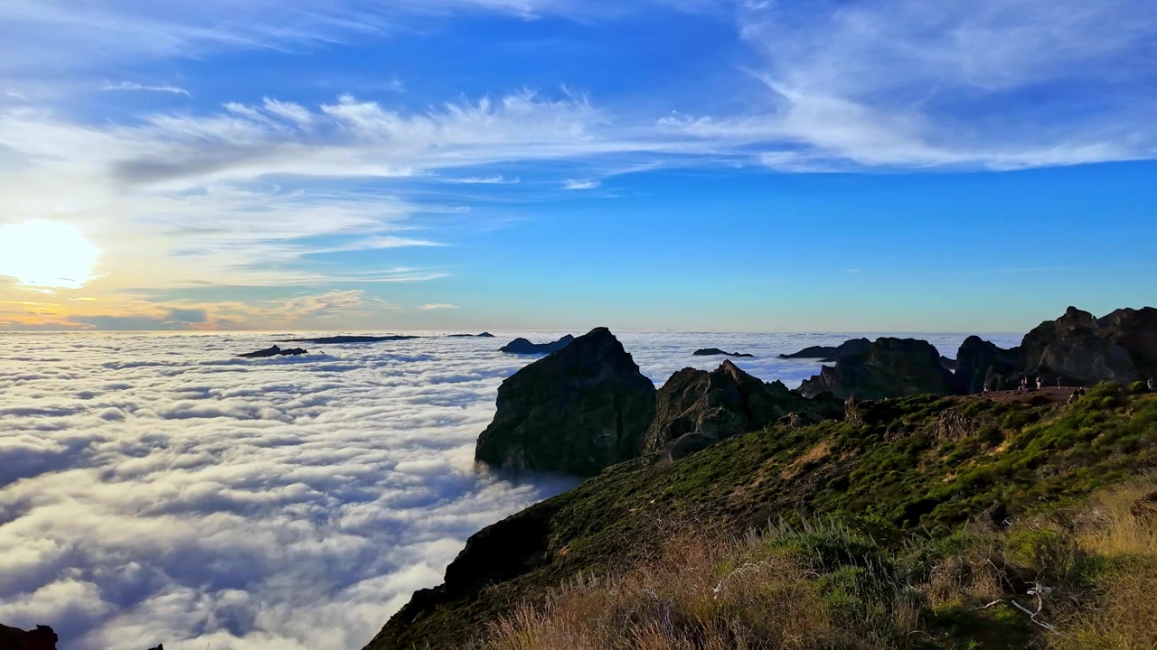 Tidsforløb fra Pico do Areeiro viser skyer, der driver forbi en stenet bjergsti på Madeira, Portugal