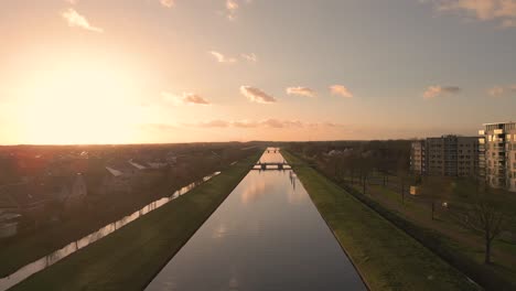 puesta de sol en el canal holandés