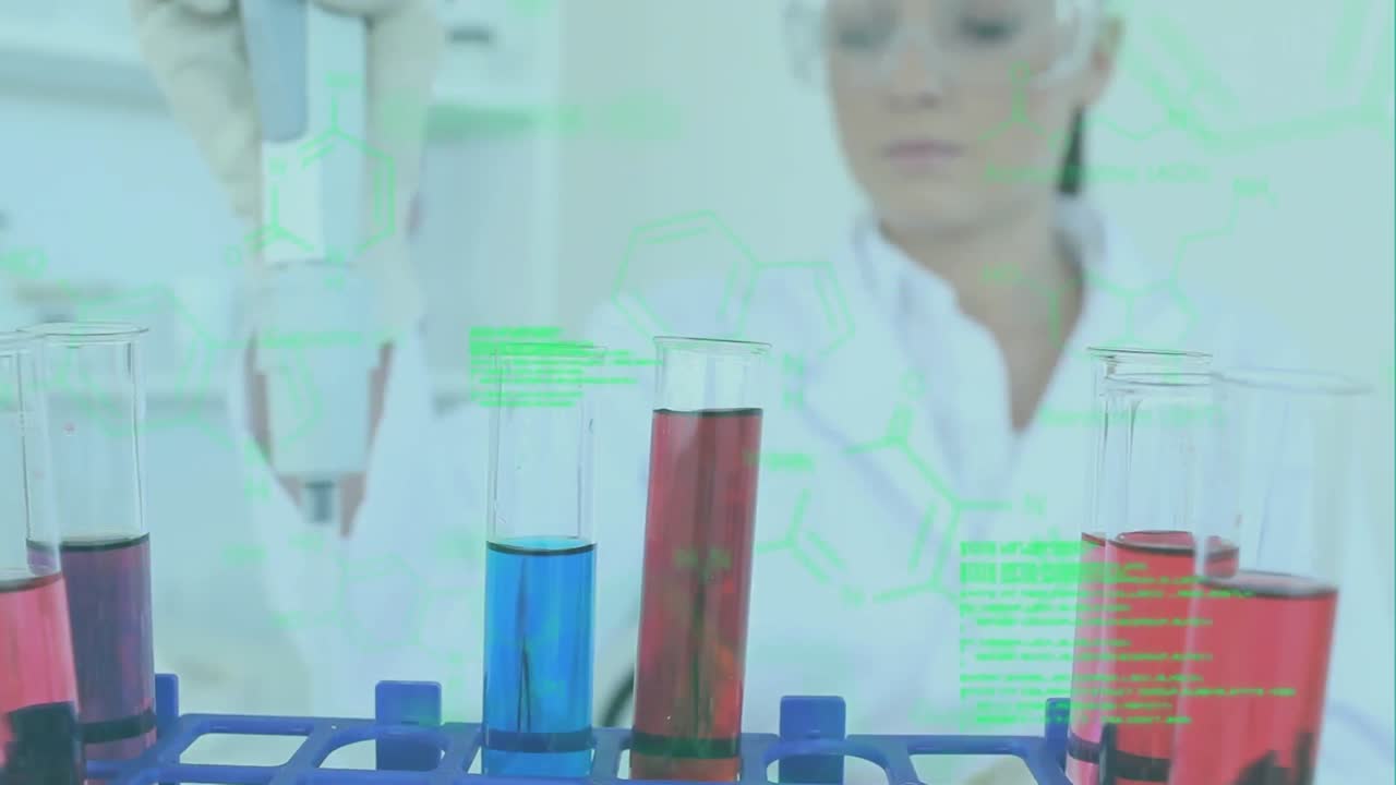animación del procesamiento de datos sobre una científica caucásica que trabaja en un laboratorio