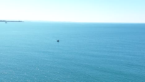 Luftumlaufbahn-Um-Ein-Einsames-Boot-In-Der-Riesigen-Weite-Des-Blauen,-Offenen-Ozeans