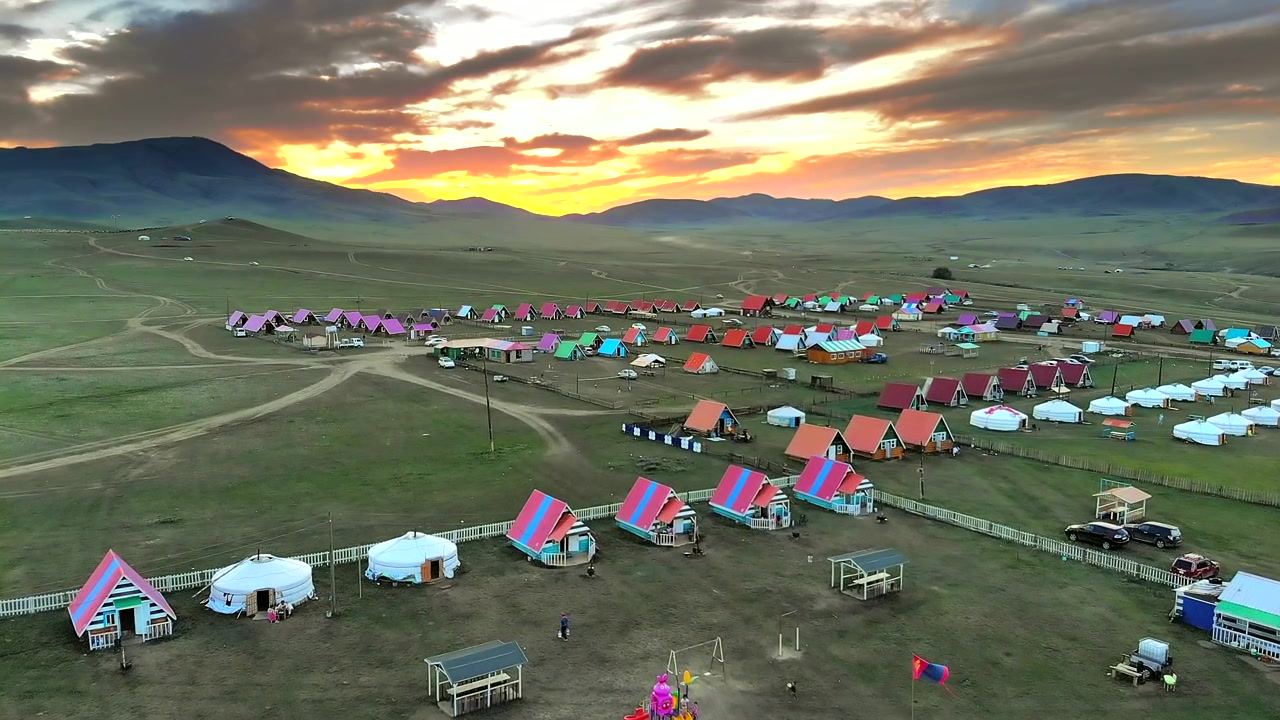 Vista Aerea di Campo Turistico Colorato nella Steppa Mongola al Tramonto
