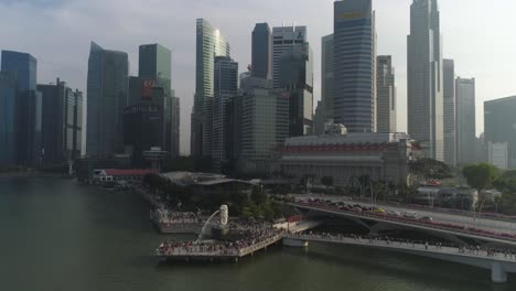el horizonte de la bahía de la marina de singapur y el parque merlion