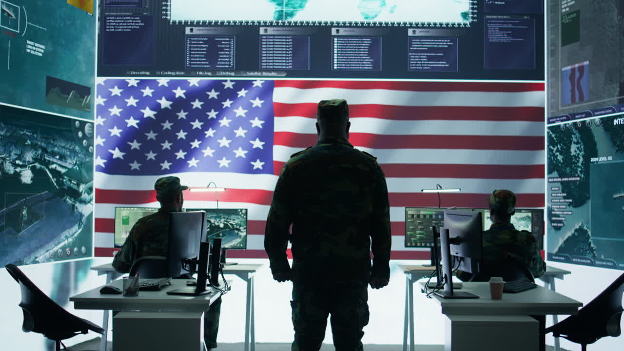 oficial militar estadounidense supervisando la actividad de detección de amenazas en la oficina de alta tecnología