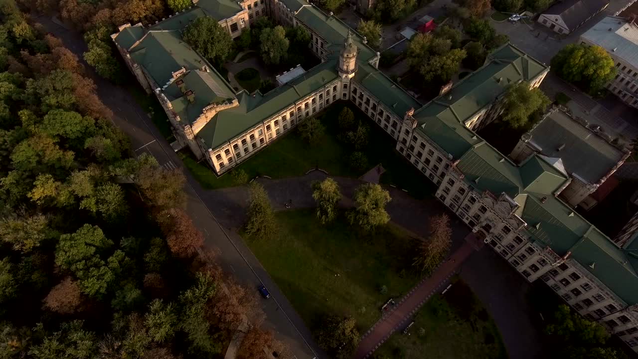 полет беспилотника над крышами старого города