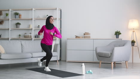 mujer haciendo saltos en casa