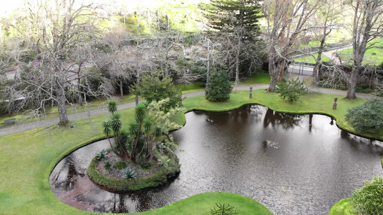 estanque en terra nostra garden hotel cerca de furnas en la isla de são miguel, azores, portugal - sobrevolar toma aérea