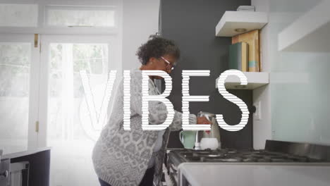animación de vibraciones texto sobre mujer mayor en casa, haciendo té en la cocina