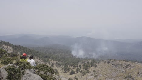 Eine-Nahaufnahme-Von-Hispanischen-Wanderern,-Die-An-Einem-Düsteren-Tag-In-Mexiko-Auf-Dem-Tlaloc-berg-Sitzen-Feuer-Im-Wald