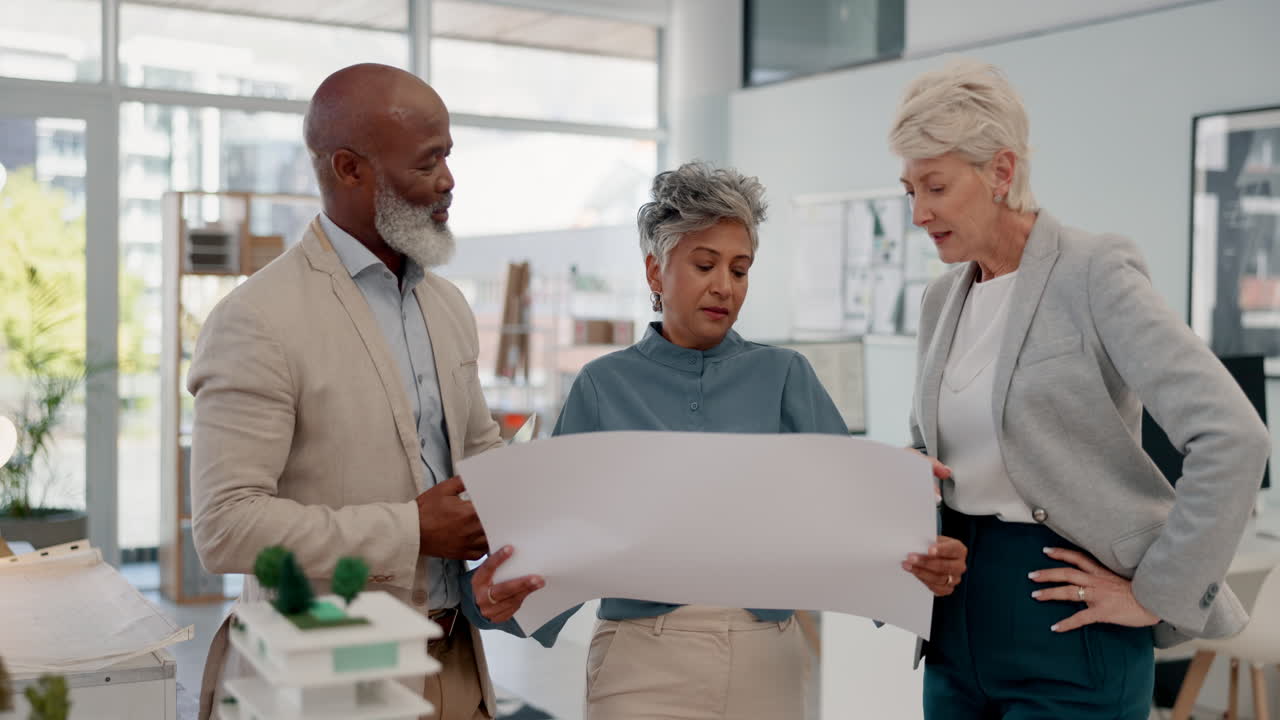 reunión de negocios: arquitectos revisando planes arquitectónicos