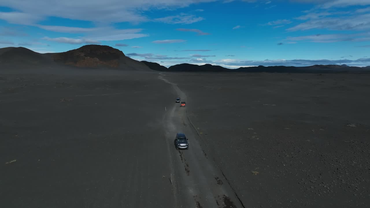 SUV che guida durante un viaggio in Islanda