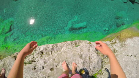 Abenteuer,-Ozean-Und-Mann-Springen-Auf-Klippe