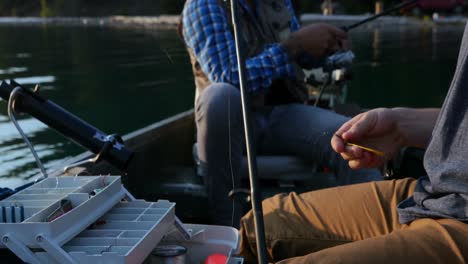 dos pescadores pescando en el río 4k