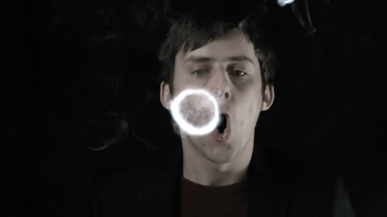 연기를 불어넣는 남자