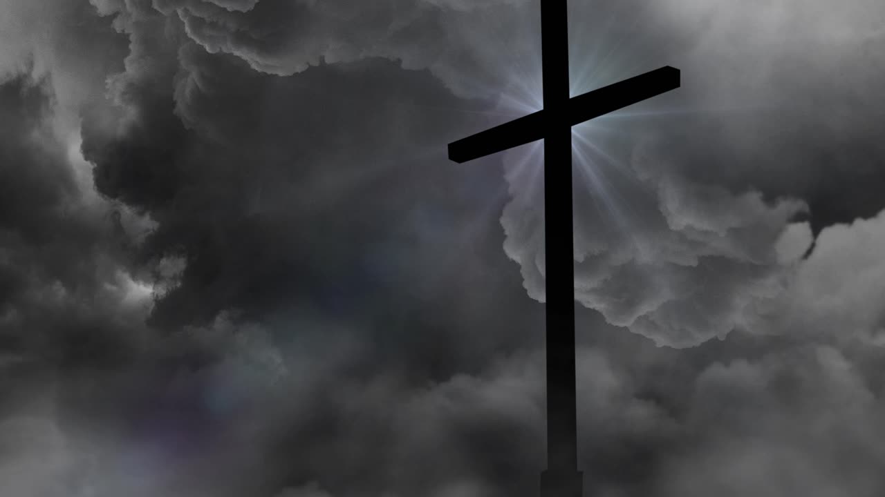 silueta de un crucifijo brillante contra nubes de tormenta de fondo 4k