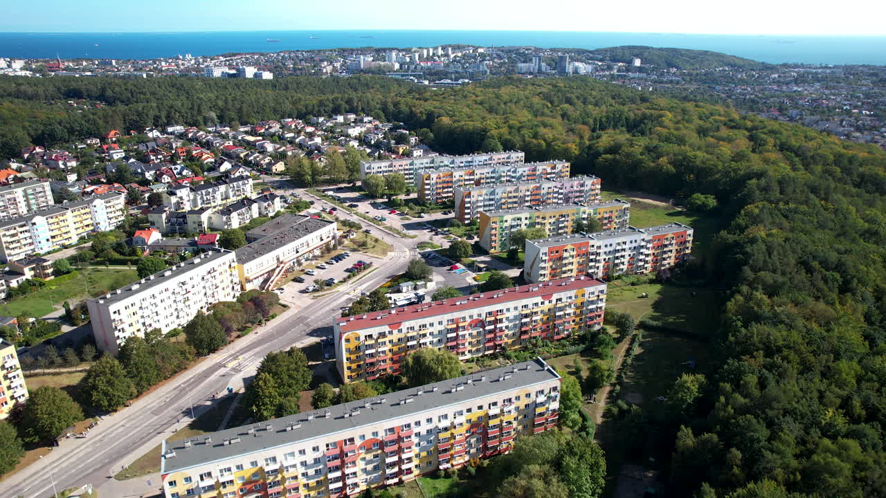 Polonya, Gdynia'nın Witomino Bölgesi'ndeki renkli blok apartmanların havadan kuşbakışı çekimi